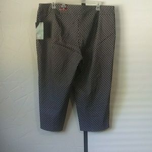 💥CLEARANCE💥Avenue Capri sz 22 Navy Blue white